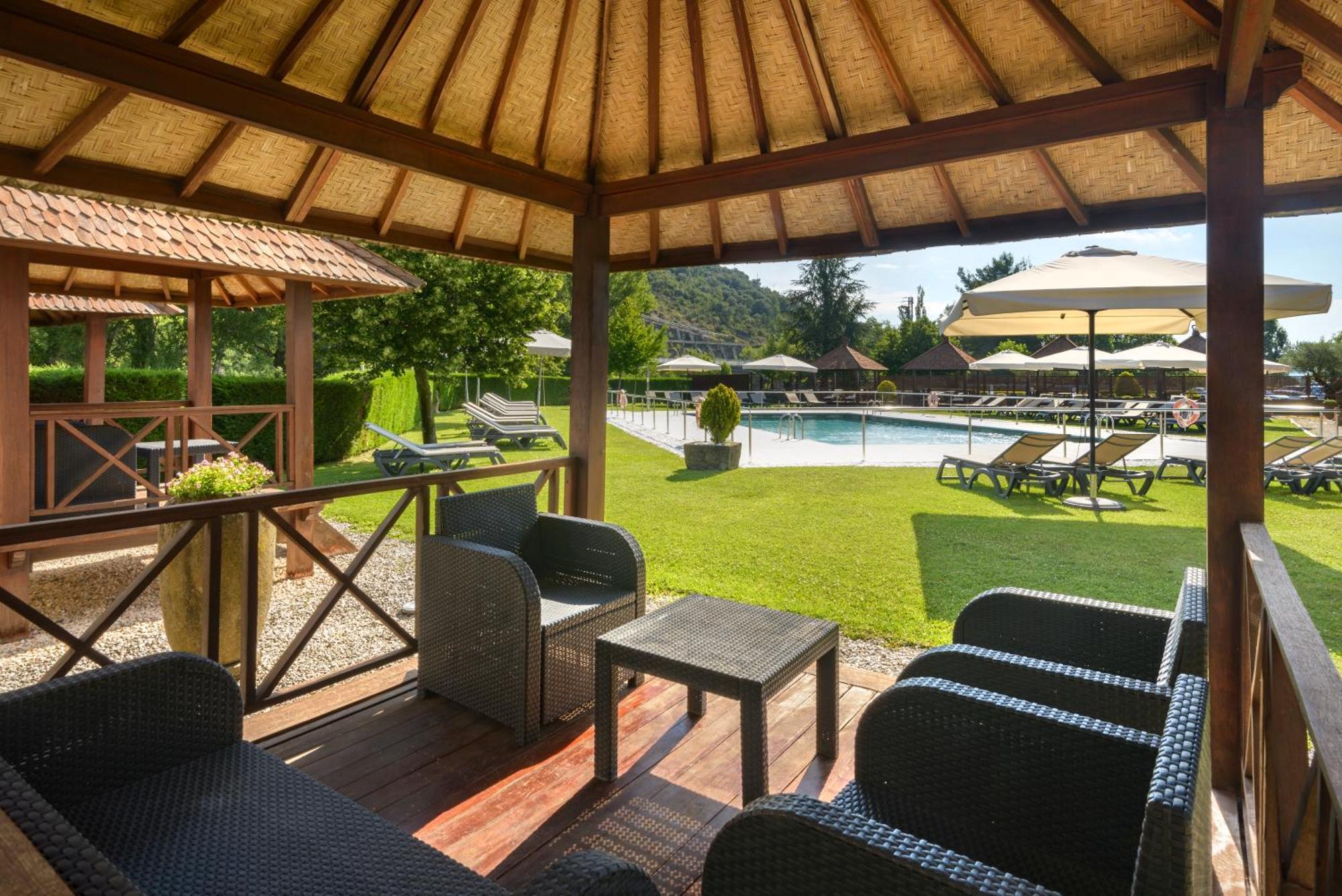 Hotel & Spa Monasterio De Boltana Bagian luar foto The swimming pool at the hotel