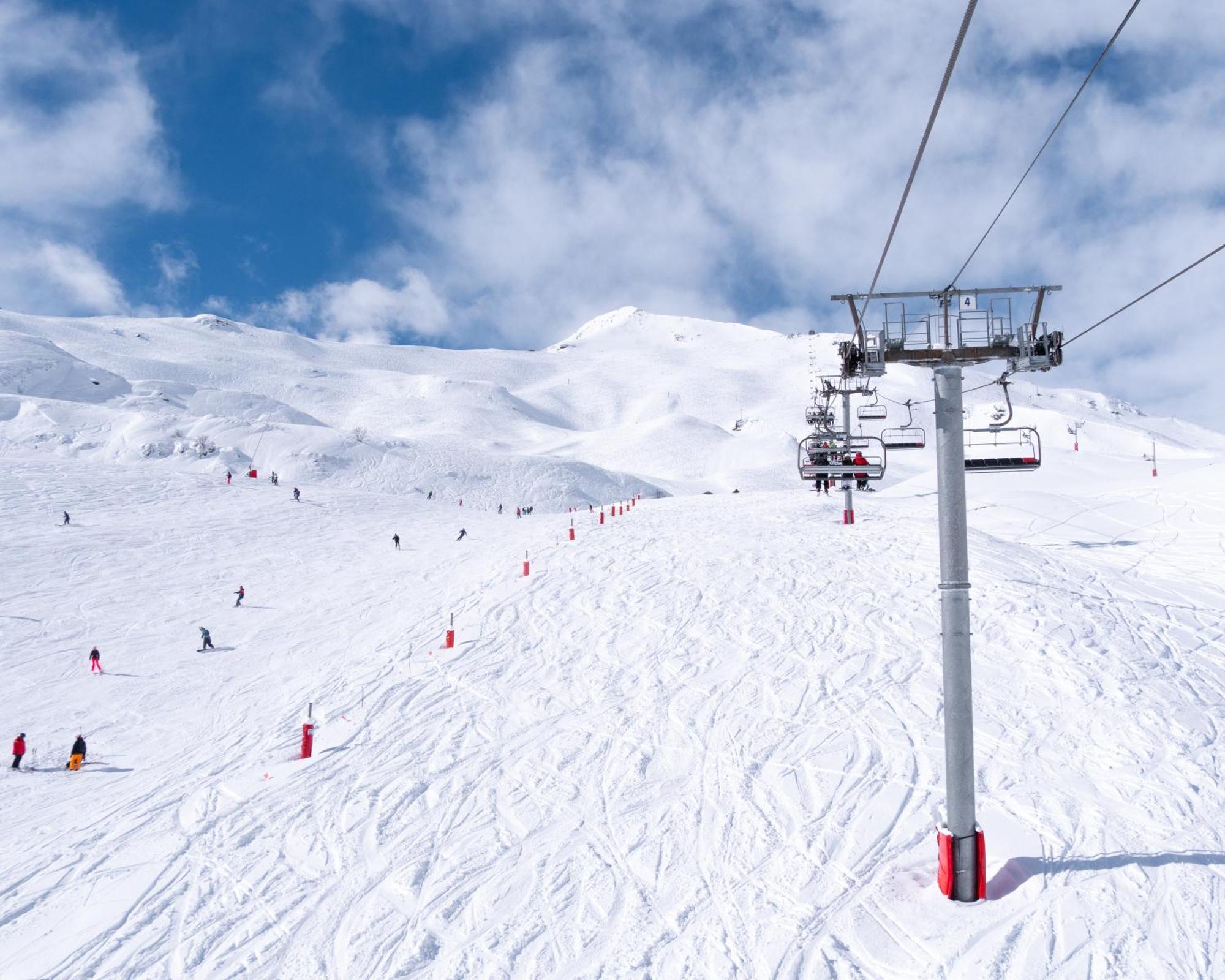 Hotel & Spa Monasterio De Boltana Bagian luar foto Ski lift in the resort